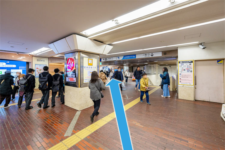 小田急町田駅西口を出て、斜め左方向へ直進します。